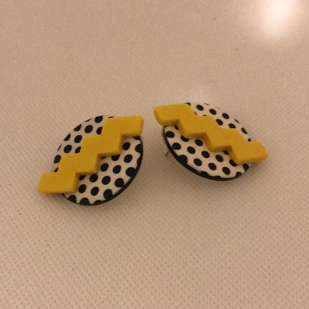 1980s Vintage Acrylic Geometric Shape Earrings - Picture 5 of 5
